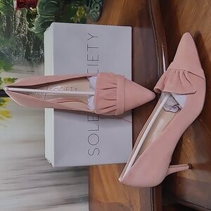 New in box! Sole Society Darbia Womens 9 suede ruffle high heel pump shoes